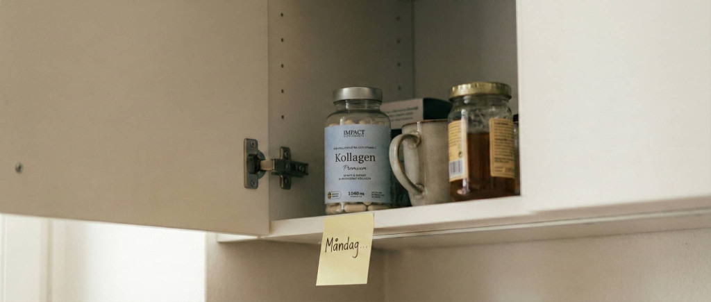 En bortglömd burk kollagentillskott i ett köksskåp, med en post-it som antyder en påbörjad men avbruten rutin.
