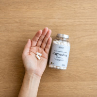 magnesium holding capsules in hand v2